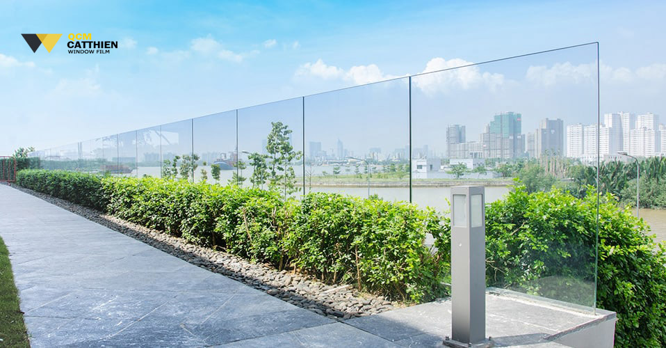 Dán phim bảo vệ lan can kính