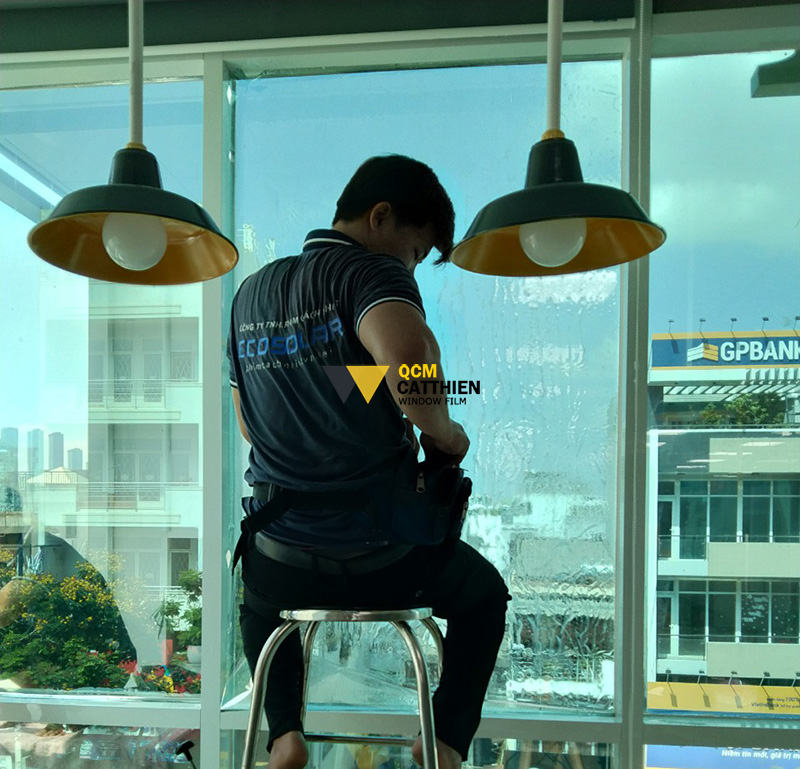 Tự dán phim cách nhiệt lên cửa kính