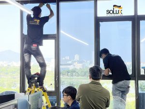 Dán phim cách nhiệt văn phòng Công ty Polaris Đà Nẵng (1)